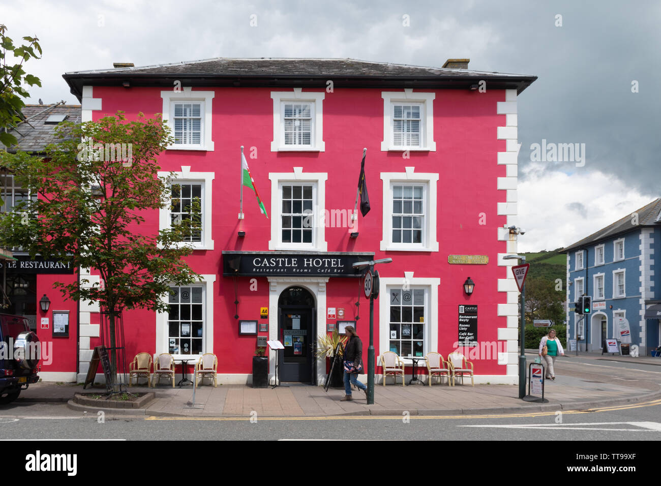 Das Schloss Hotel, Äußere des bunt bemalten rotes Gebäude, Aberaeron, Ceredigion, Wales Stockfoto