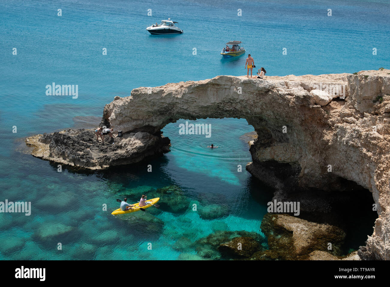 Agia Napa, Zypern, 29. April 2019: Menschen über dem Meer stehen Höhlen auf der berühmtesten Brücke, in der Nähe von Ayia Nacken, Kap Greco, in Zypern Stockfoto