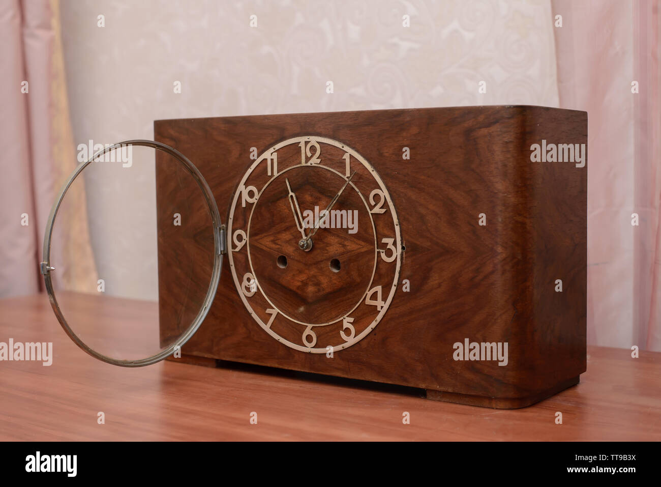 Jahrgang Alte Tischuhr in Holzkassette mit Glasdeckel Stockfoto