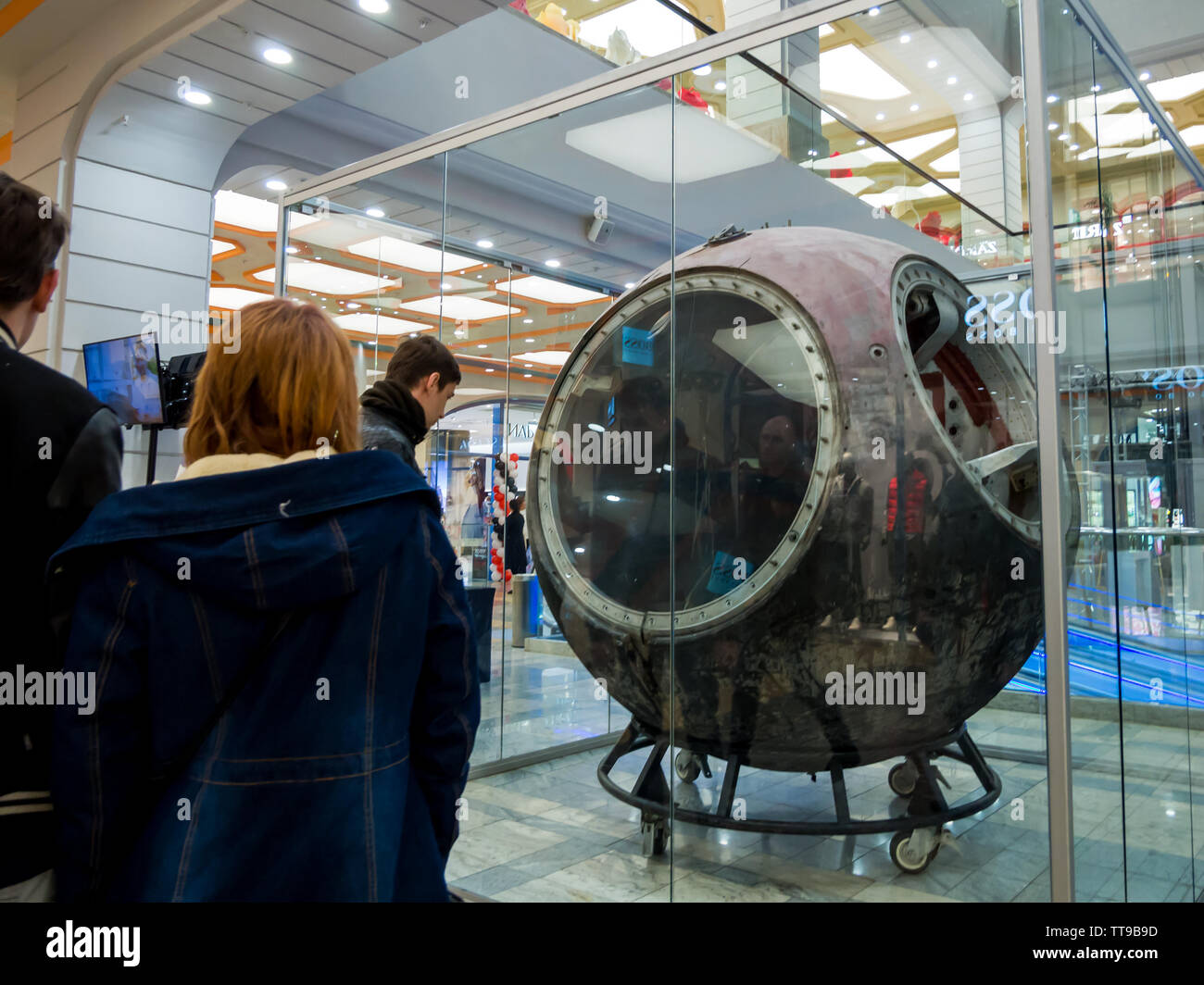 Voronezh, Russland - Oktober 20, 2018: Die Menschen sehen Gagarins Wostok-1 Abstieg Fahrzeug Stockfoto