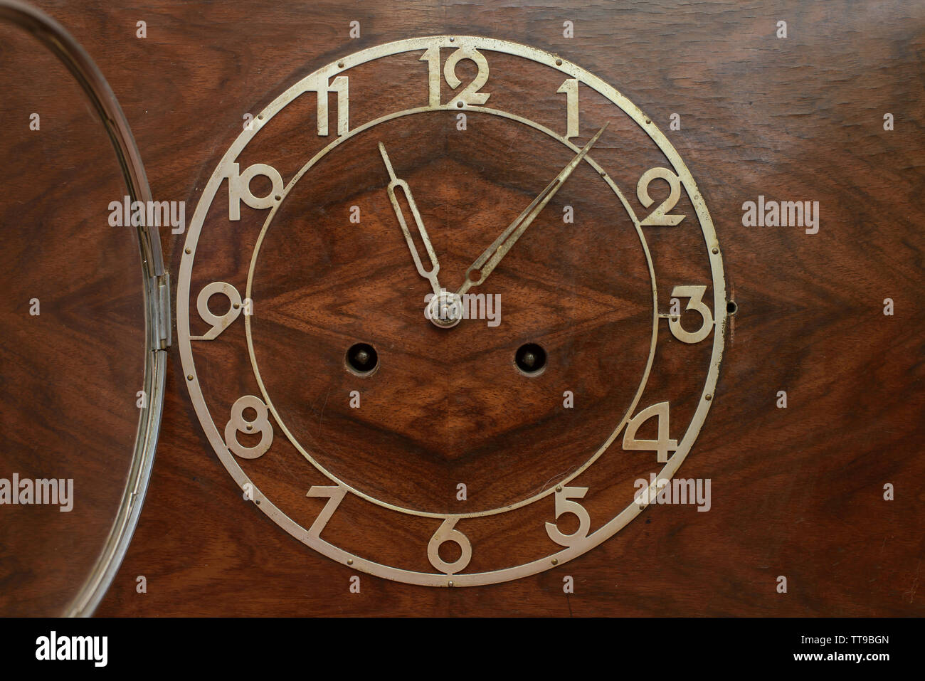 Das Zifferblatt der alten Uhr Nahaufnahme Stockfoto