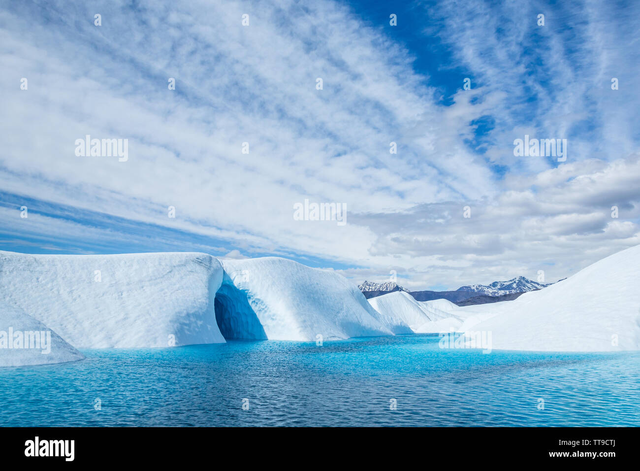 Weit oben am Matanuska Gletscher, einem dunkelblauen Gletschersee Fänge schmelzendes Eis und Hochwasser eine Eishöhle. Stockfoto