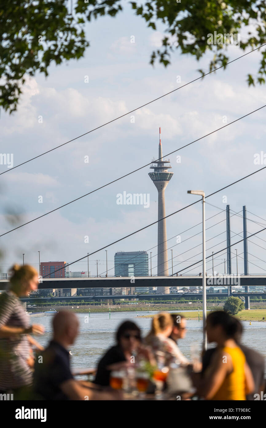 Sommer in Düsseldorf, Deutschland. Biergarten: Rheinblick 33 Stockfoto