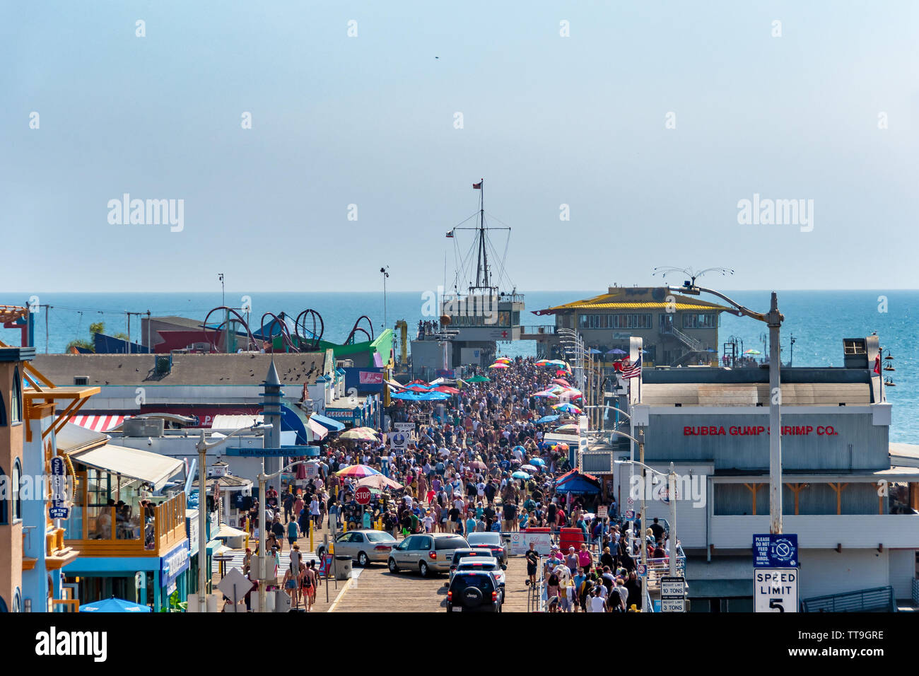 Santa Monica, CA, USA - 27. Juli 2018 - Personen, die schönen, sonnigen Wetter auf der Pier, die gleichzeitig das Ende der Route 66 in Santa Mo Stockfoto
