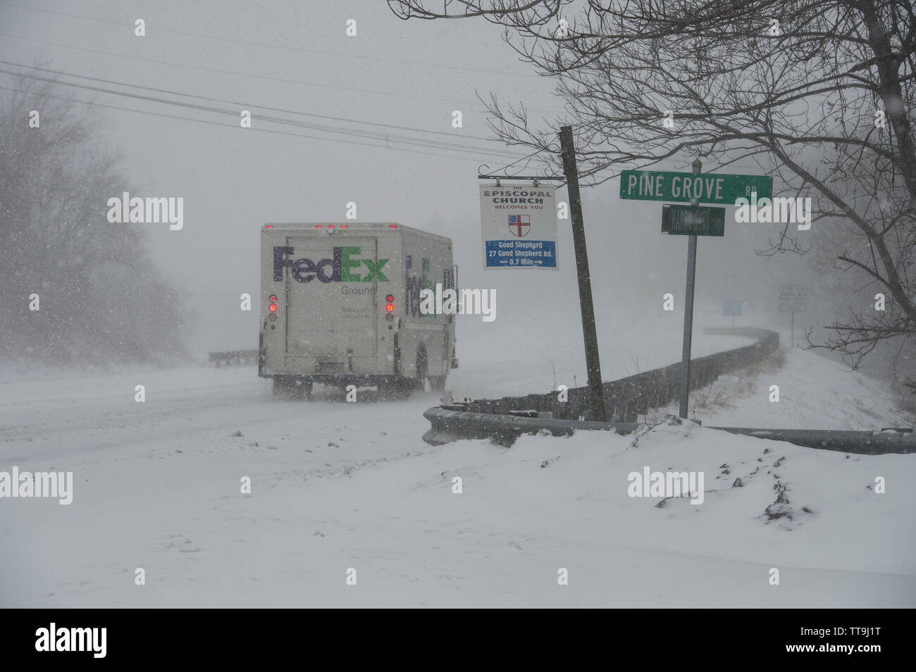 Usa: 02-05-15: ein riesiger schneesturm in der Mid-Atlantic rollte heute morgen und erwartete Schneefall in den Blue Ridge Mountains von Virginia ist Stockfoto