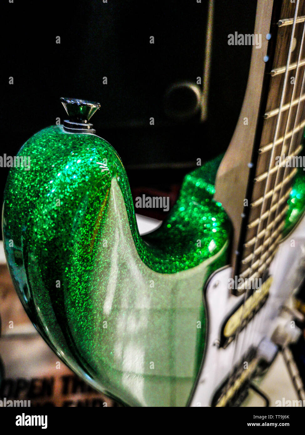 Silbrig grün leuchtende Leistung E-Gitarre Stockfoto