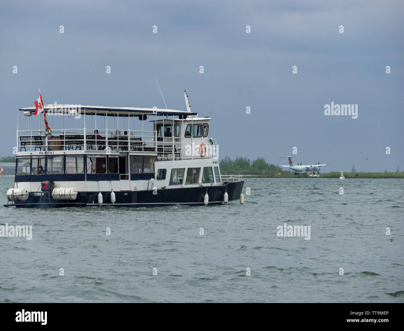 Toronto, Kanada. 15 Juni, 2019. Ste. Marie ich Boot Kreuzfahrt auf dem Lake Ontario und Air Canada Express DHC -8-400 Landung im Hintergrund auf Island Airport. Stockfoto
