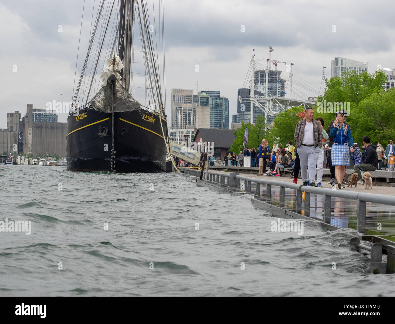 Toronto, Kanada. 15 Juni, 2019. Toronto Tall Ship Kajama im Quay angedockt ist nach starken Regenfällen im Jahr 2019 Wasserstand in der Nähe von Boden angehoben. Stockfoto