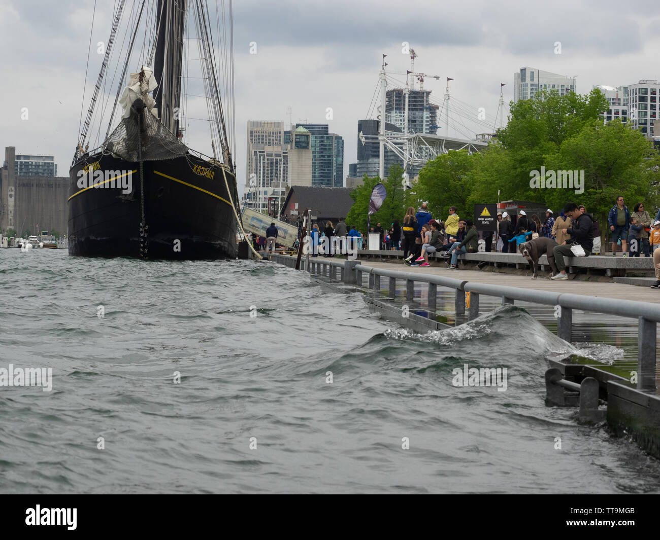 Toronto, Kanada. 15 Juni, 2019. Toronto Tall Ship Kajama im Quay angedockt ist, mit Ontario See Wasser aus starken Regenfällen Spritzer auf der Station befindet. Stockfoto