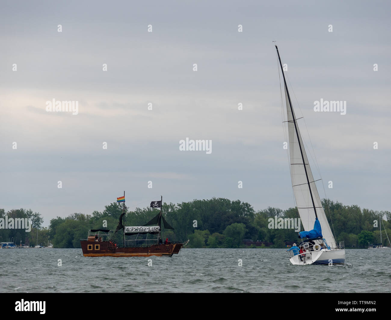 Toronto, Kanada. 15 Juni, 2019. Segelyacht und ein piratenschiff an einem windigen Tag, am Lake Ontario. Stockfoto