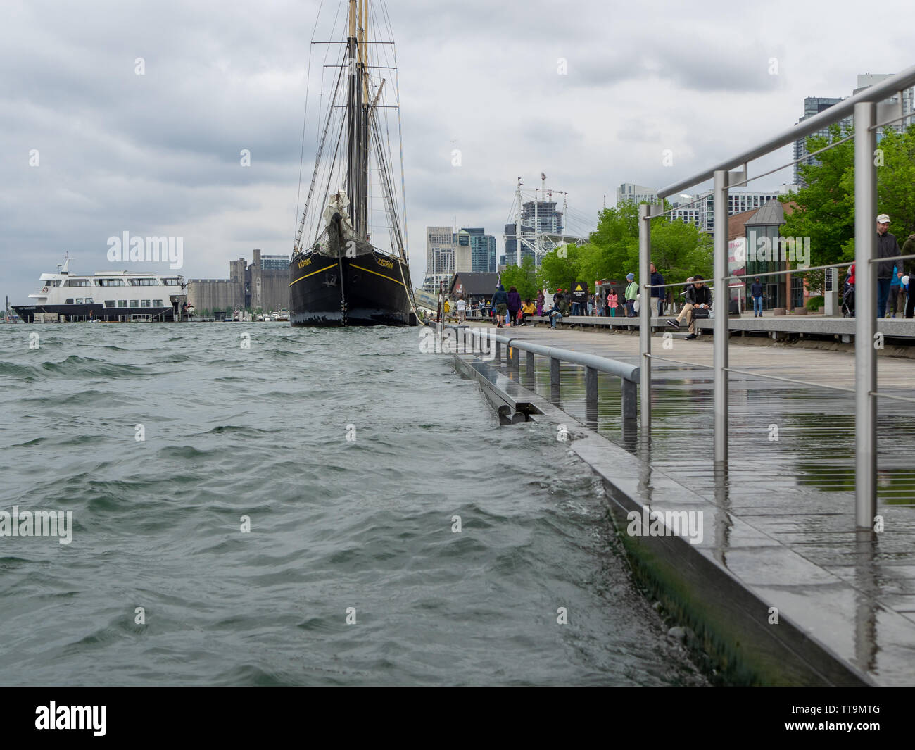 Toronto, Kanada. 15 Juni, 2019. Toronto Tall Ship Kajama im Quay mit Obsession III Motor Yacht im Hintergrund an einem bewölkten Tag angedockt ist. Stockfoto