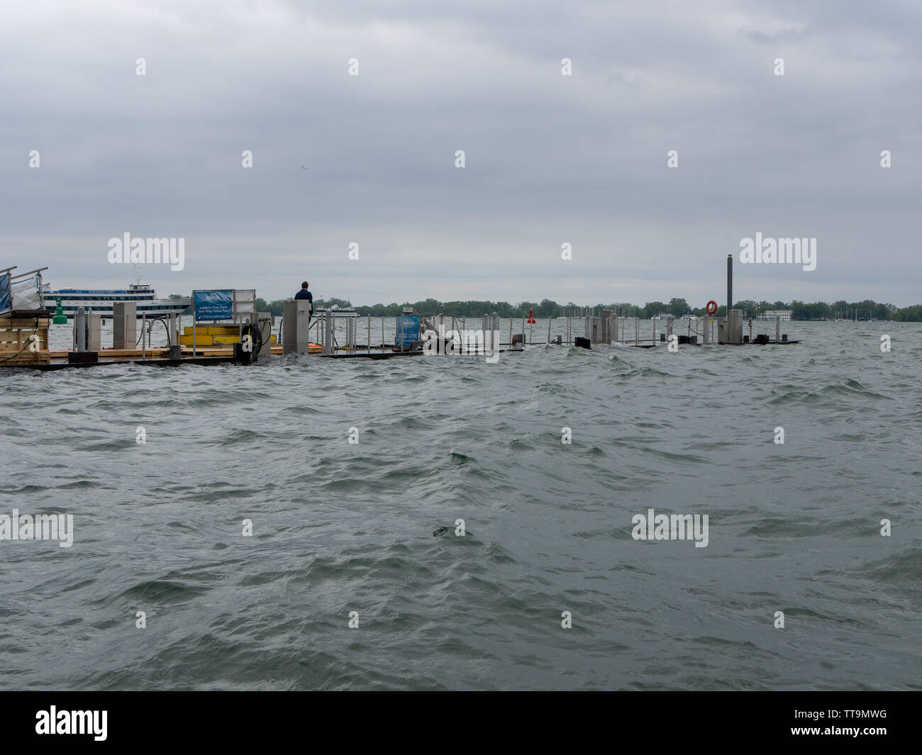 Toronto, Kanada. 15 Juni, 2019. Wellen plätschern am Pier von Toronto Harbour Front, mit ungewöhnlich hohen Wasserstand. Stockfoto