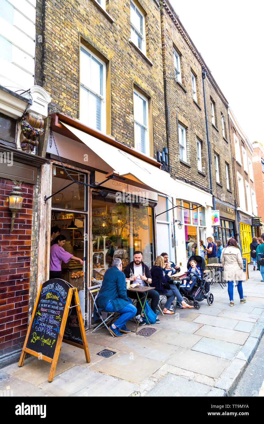 Leute, die vor einem Cafe sitzen (Comptoir Gourmand Bermondsey), Bermondsey Street, London Bridge, London, UK Stockfoto