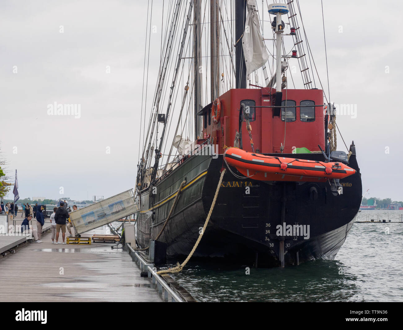 Toronto, Kanada. 15 Juni, 2019. Toronto Tall Ship kajama Stern, im Quay mit sammelschale Wasserbeaufschlagung über Bord an einem regnerischen Tag angedockt. Stockfoto