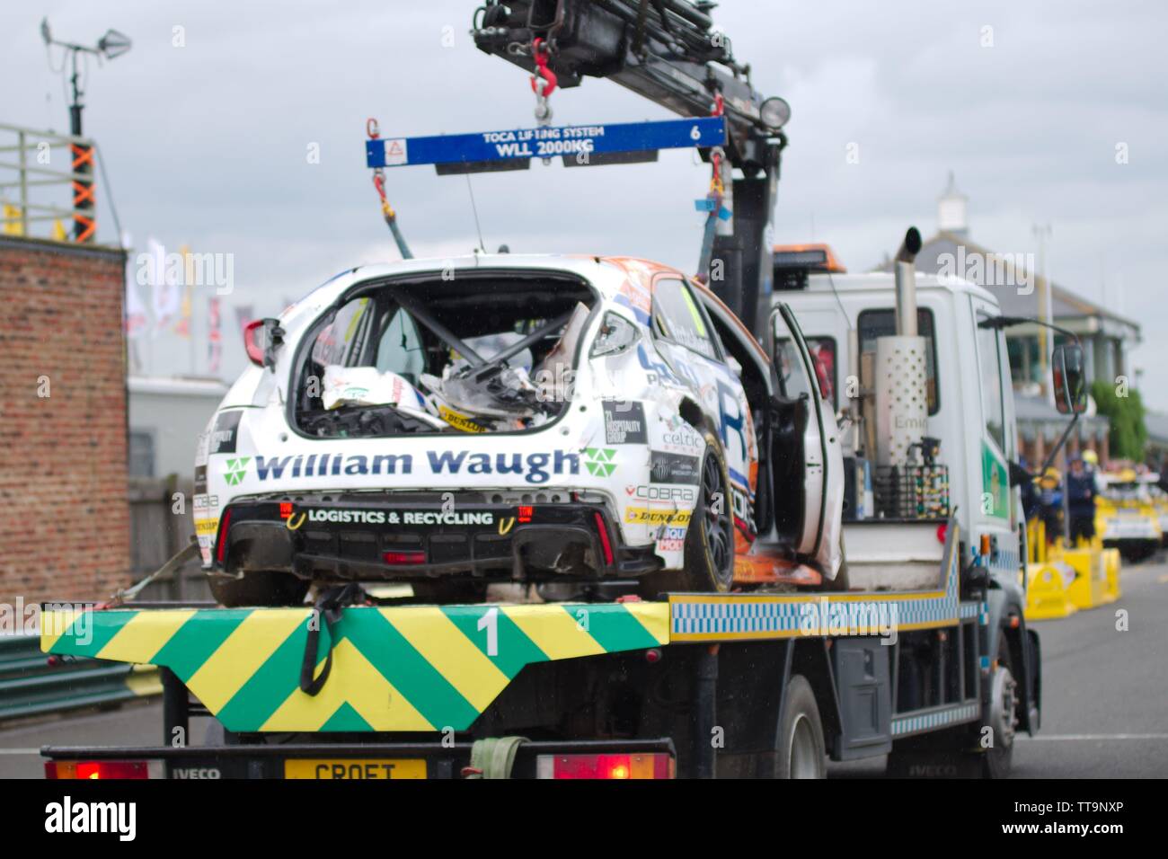 Croft, England, 15. Juni 2019. Die Cobra Sport AmD AutoAid/RCIB Versicherung Honda der gemeinsamen Meisterschaft Führer Rory Metzger zu den Gruben nach einem schweren Unfall beim Qualifying für die British Touring Car Championship im Croft zurück. Stockfoto