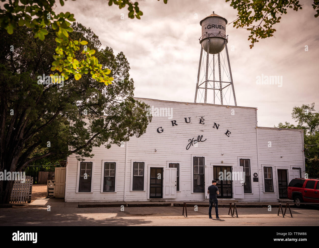 Berühmte western Dance Hall in Gruene Texas mit Wasserturm im Hintergrund. Stockfoto