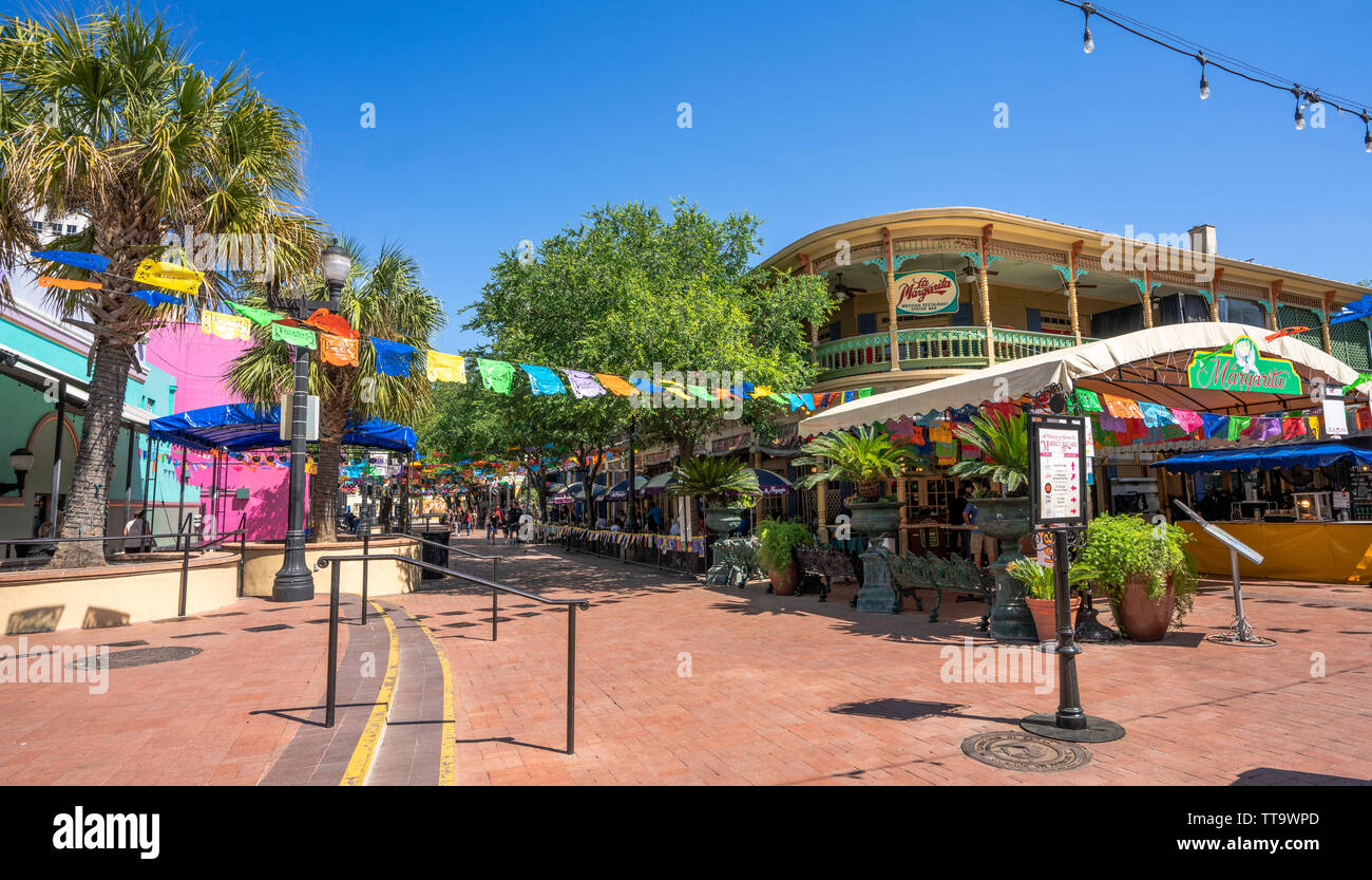 Historischer Markt in der Innenstadt von San Antonio mit bunten Gebäude an einem sonnigen Tag. Stockfoto