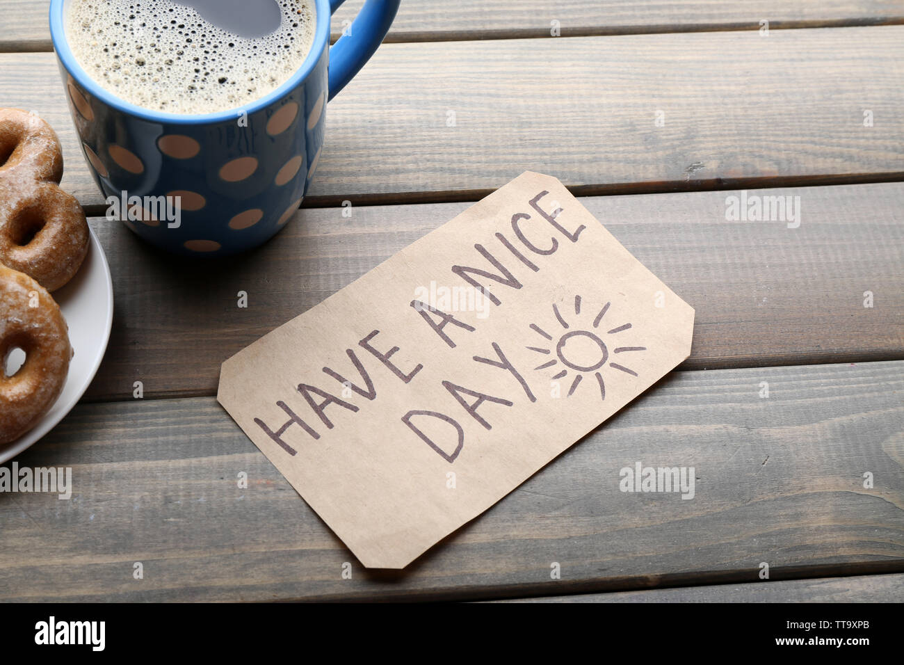 Tasse Kaffee mit frischen Croissant und einen schönen Tag Massage auf Holztisch, Ansicht von oben Stockfoto