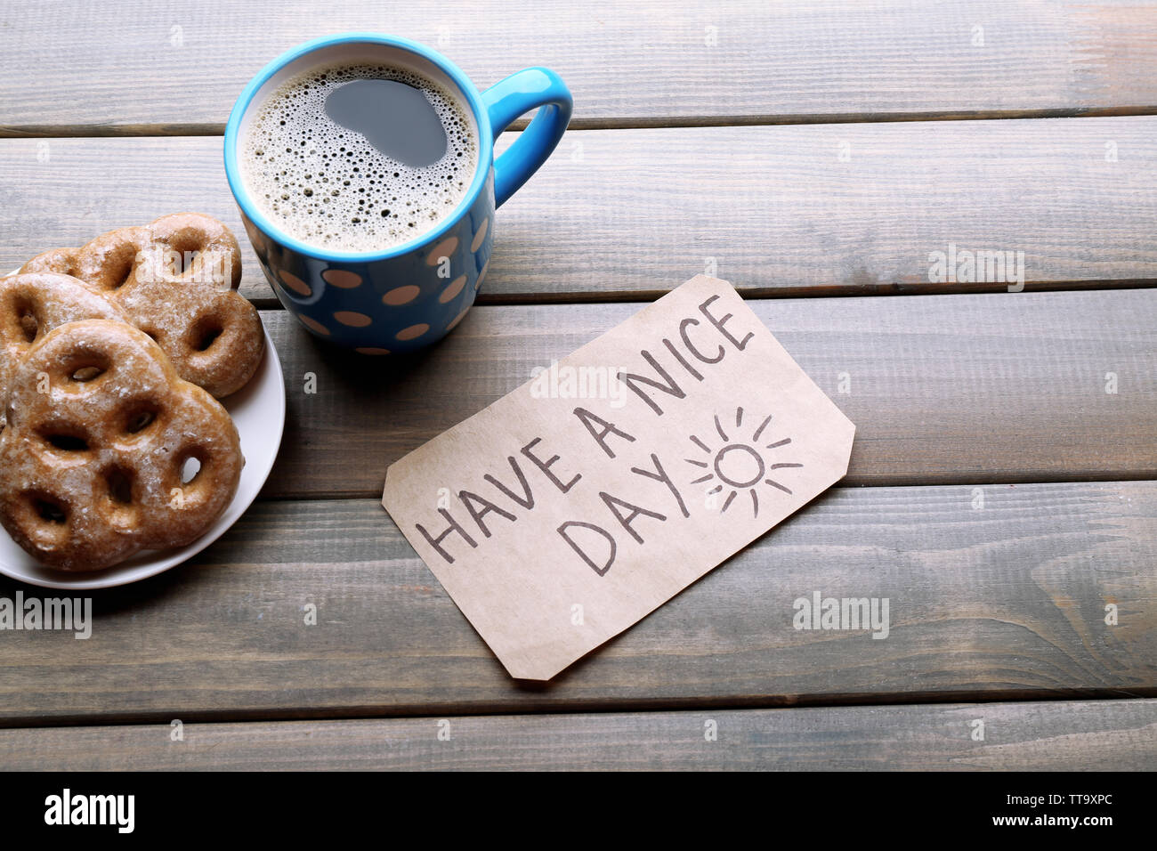 Tasse Kaffee mit frischen Croissant und einen schönen Tag Massage auf Holztisch, Ansicht von oben Stockfoto