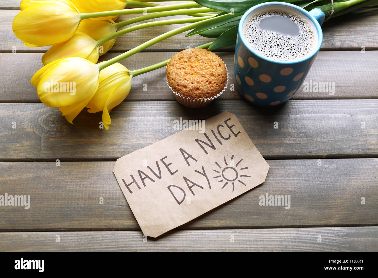 Tasse Kaffee mit frischen Kuchen, Tulpen und haben einen schönen Tag Massage auf Holz- Hintergrund Stockfoto