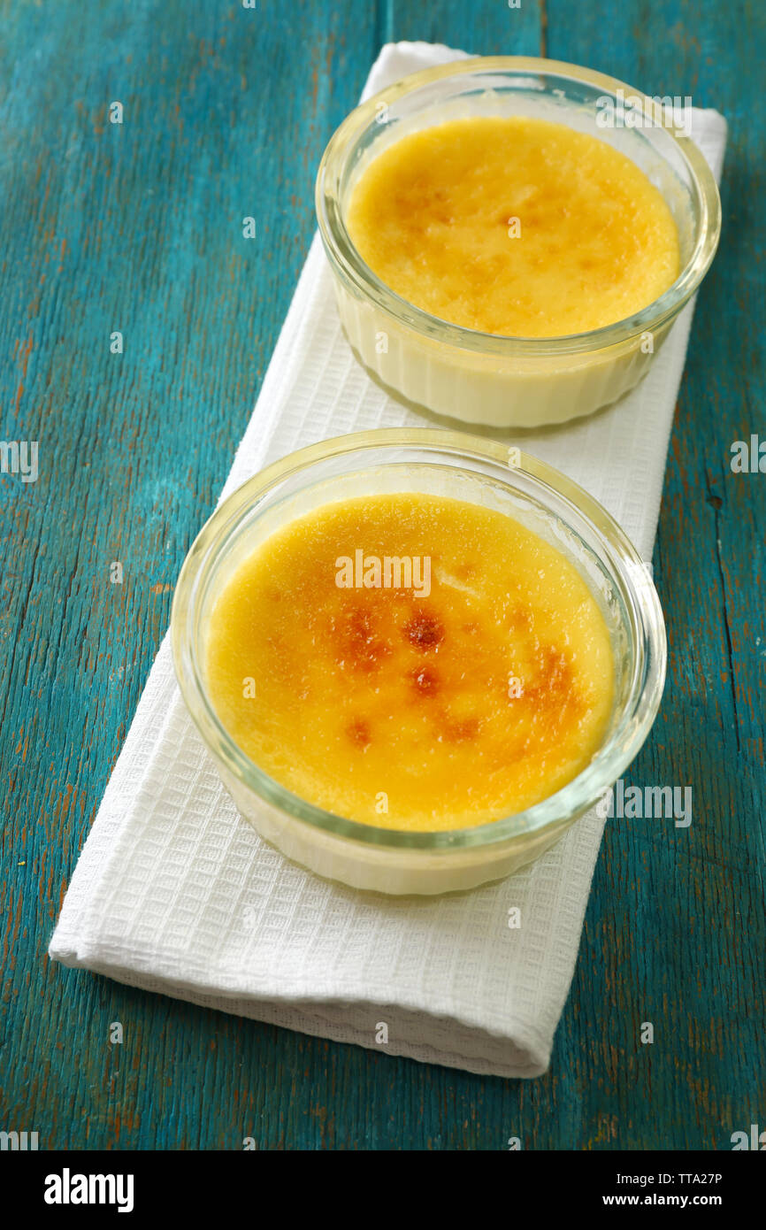 Crème brûlée Dessert auf Serviette, auf Farbe Holz- Hintergrund Stockfoto