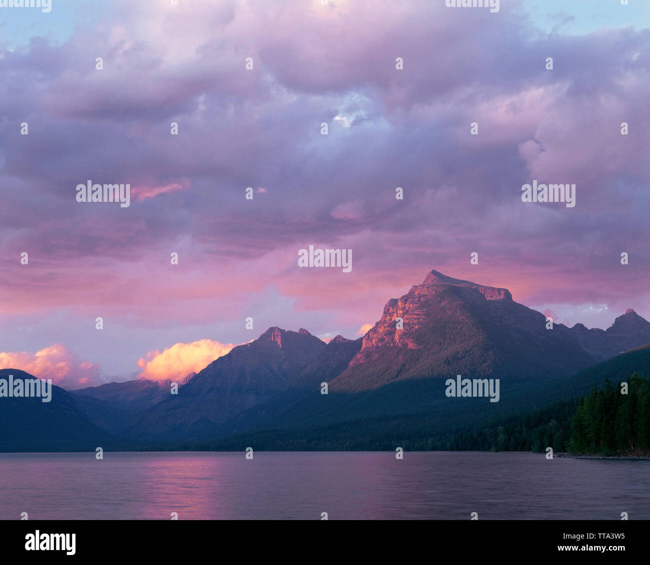 USA, Montana, Glacier National Park, Sonnenuntergang Himmel über Lake McDonald mit Mt. Braun (rechts) und Mt. Cannon (Mitte). Stockfoto