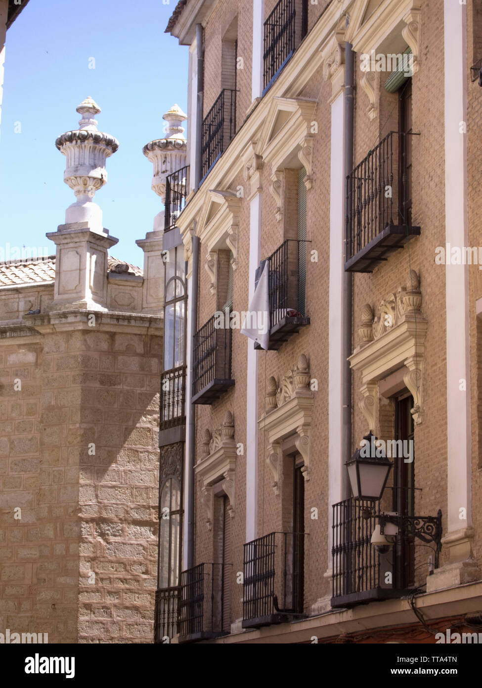 Eiserne Balkons und Gips kreuzblumen auf die Gebäude von Toledo, Spanien. Stockfoto