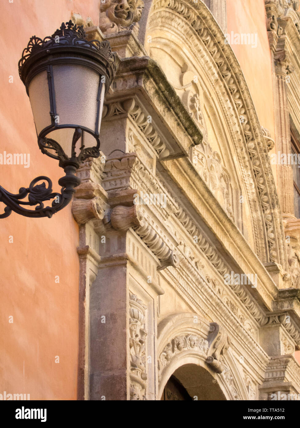 Fassade aus Stein mit Eisen Lampe. Toledo, Spanien. Stockfoto