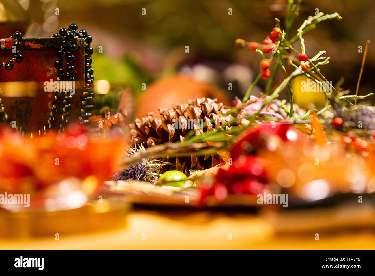 Tabelle mit Herbst und Winter Früchte und Pflanzen dekoriert Stockfoto