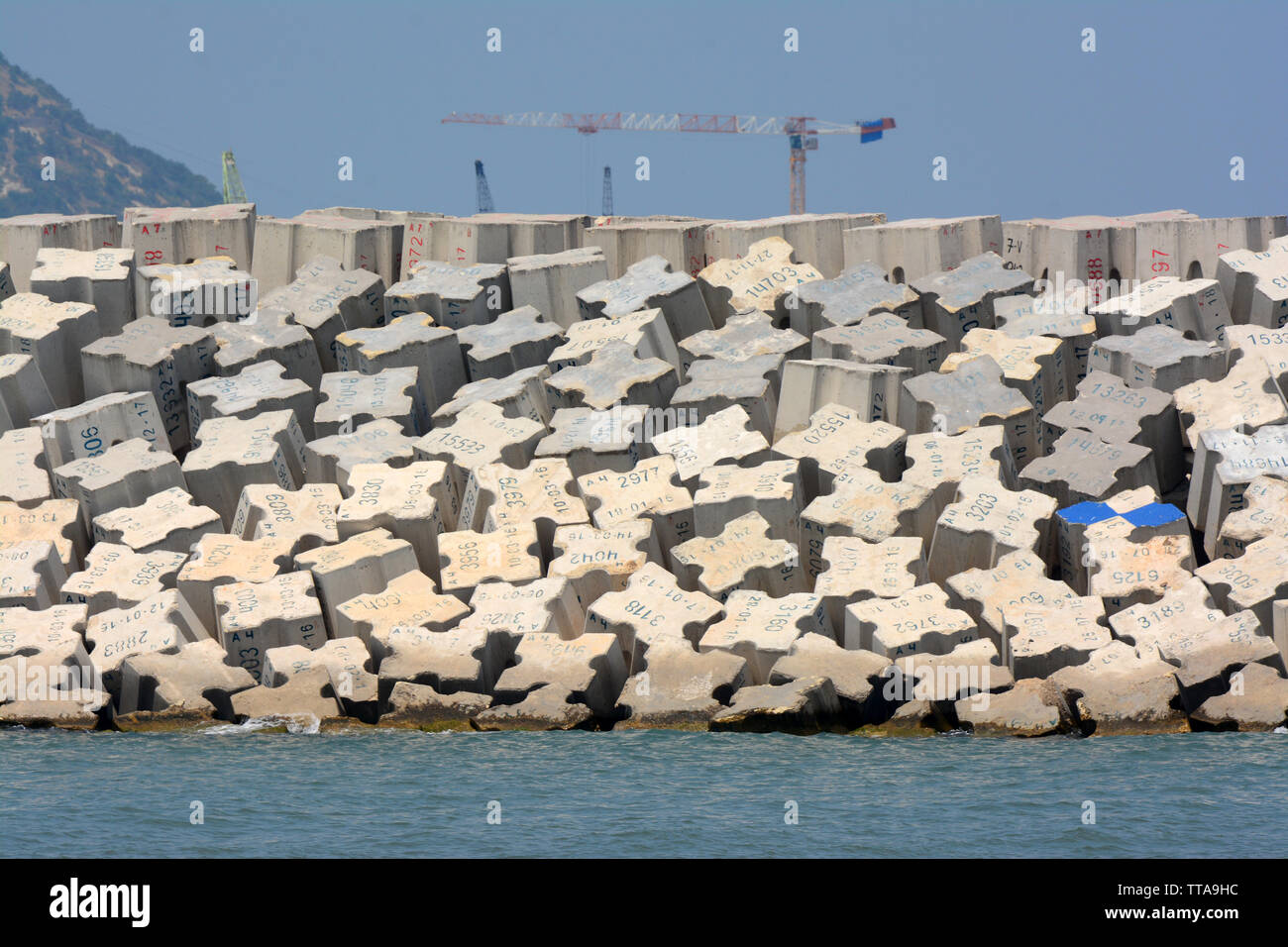 Beton Steine brechen von Wellen im Meer Stockfoto