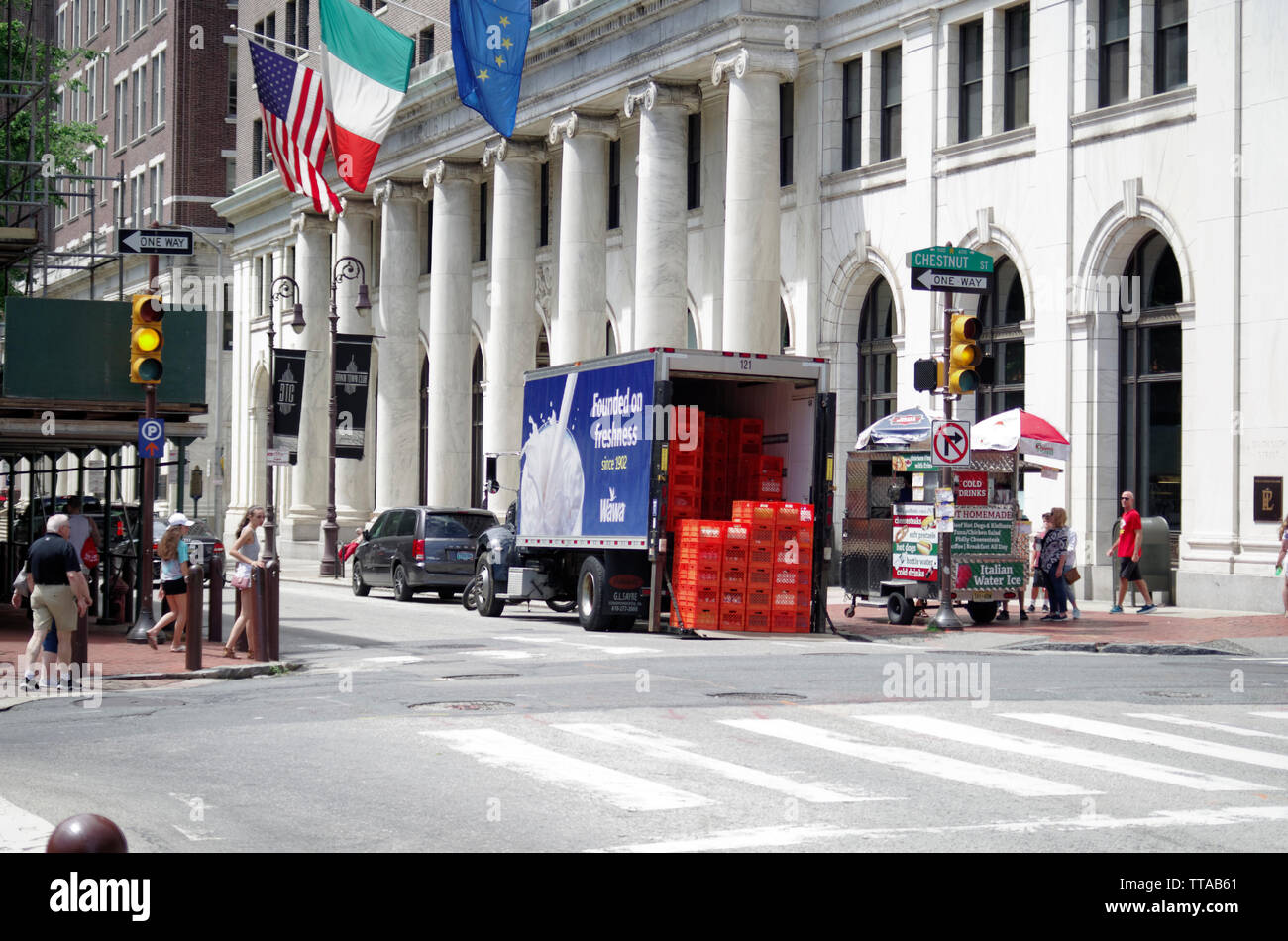 Ein Lkw bringt Ware an die Wawa Stores am 6. und Kastanie Straßen in Philadelphia, Pennsylvania, USA Stockfoto