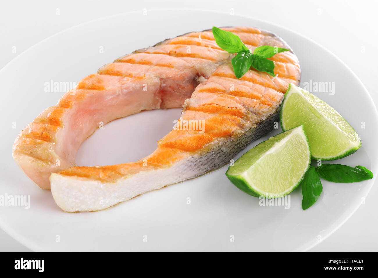 Lecker gegrillter Lachs mit Kalk auf Platte Nahaufnahme Stockfoto