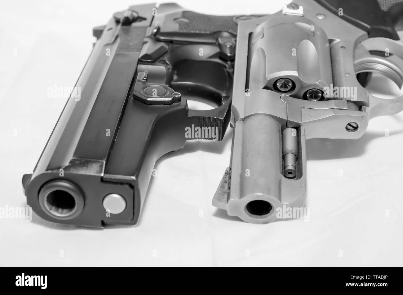 Zwei Pistolen, 40 Kaliber Pistole und einem 357 Magnum Revolver shot in Schwarz und Weiß Stockfoto