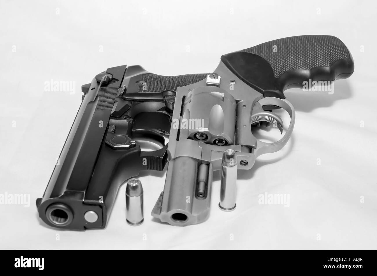 Zwei Pistolen, 40 Kaliber Pistole und einem 357 Magnum Revolver mit einer Kugel für jede Aufnahme in Schwarz und Weiß Stockfoto