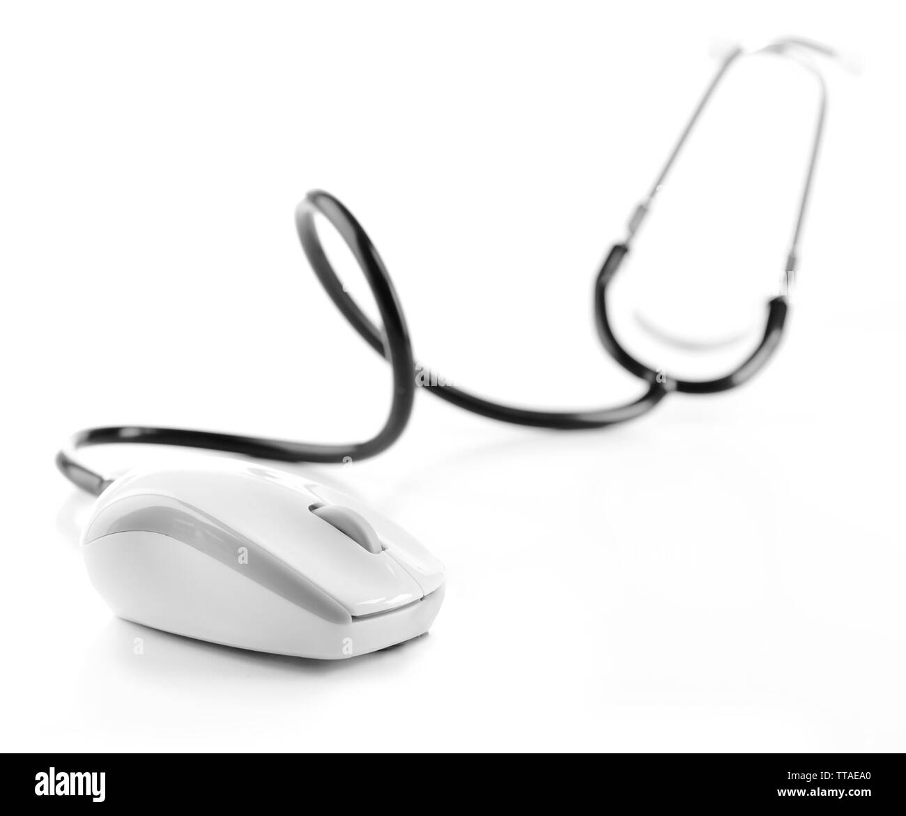 Stethoskop und Computer Maus auf Weiß isoliert Stockfoto