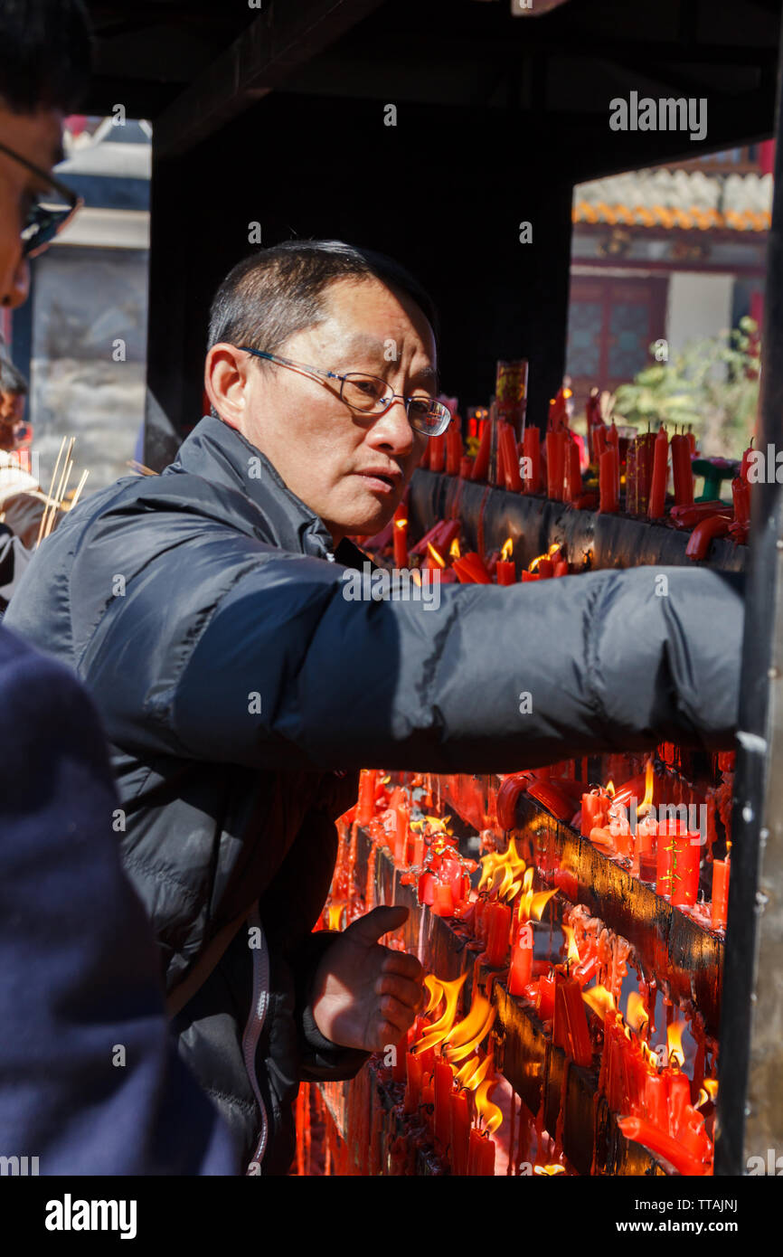 17 Feb 2018 - Kunming/China - Mann feuert Kerzen - chinesische Neujahrsfest Stockfoto