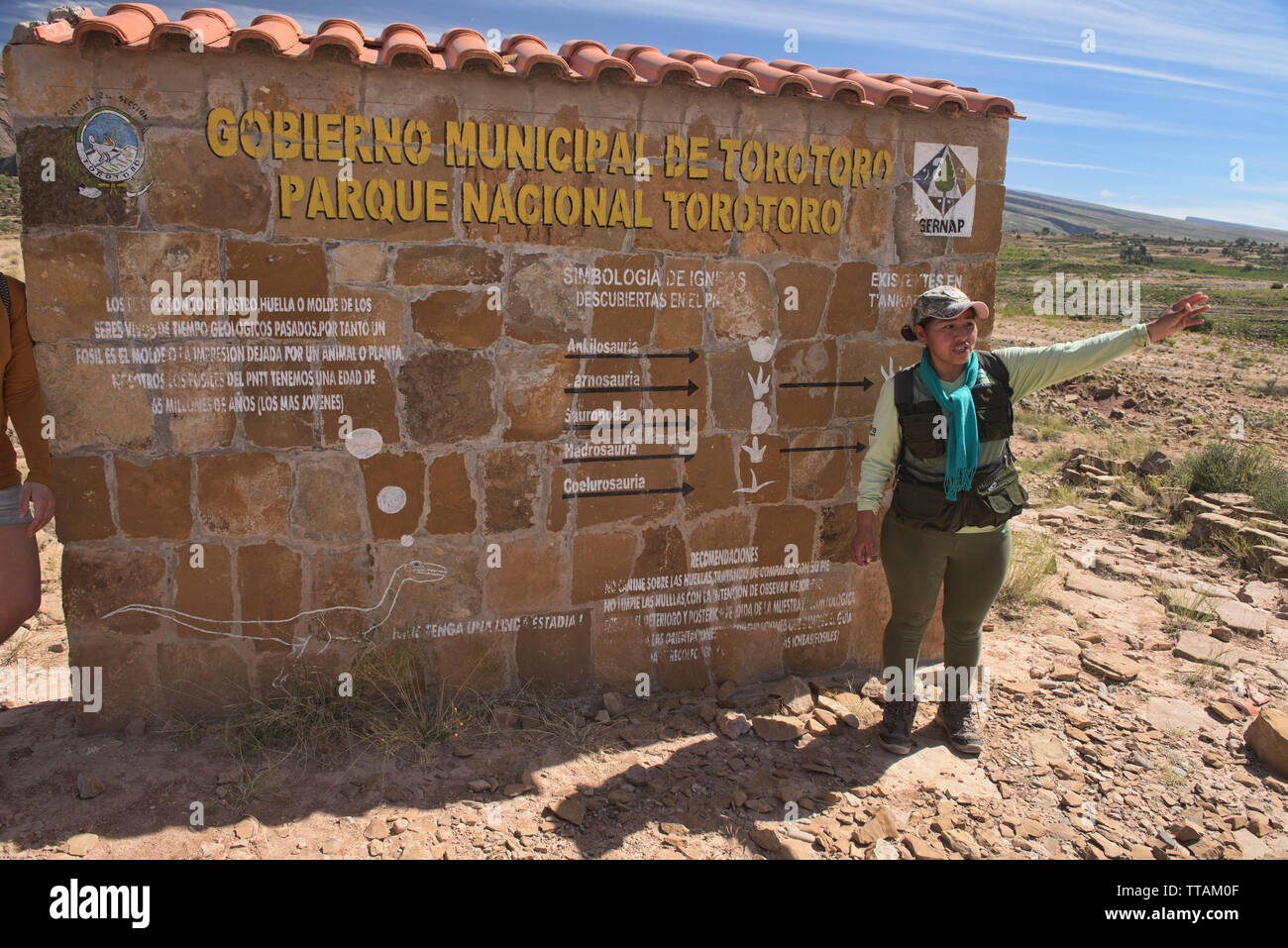 Guide erklärt über die Dinosaurier und Geschichte in Torotoro Nationalpark, Torotoro, Bolivien Stockfoto