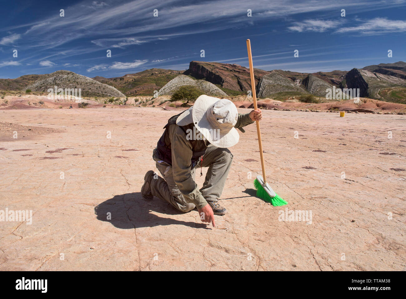 Paläontologen Studium Fußabdrücke von Dinosauriern in Torotoro Nationalpark, Torotoro, Bolivien Stockfoto