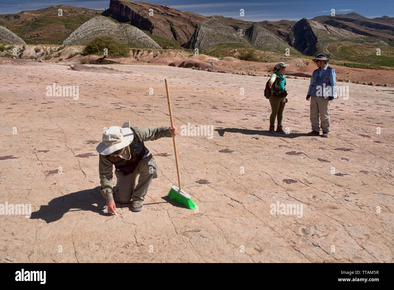 Paläontologen Studium Fußabdrücke von Dinosauriern in Torotoro Nationalpark, Torotoro, Bolivien Stockfoto