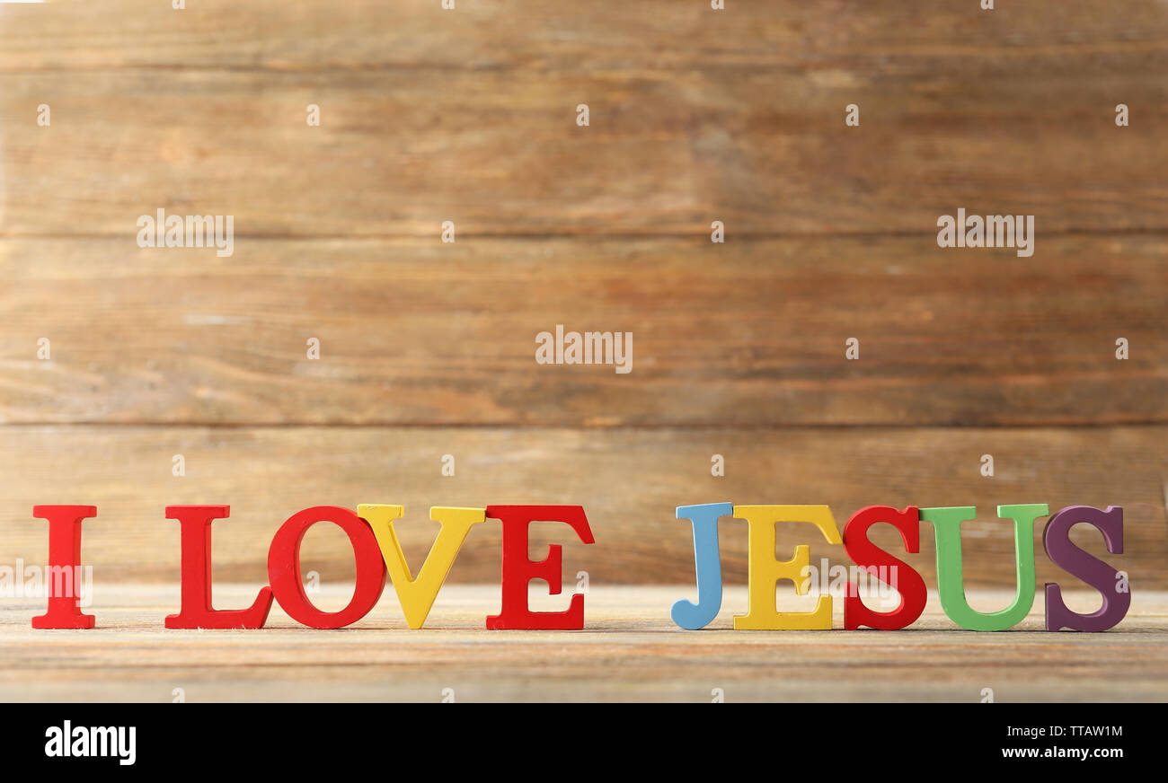 Ich liebe Jesus Zeichen mit bunten Kunststoff Buchstaben auf Holz- Hintergrund dargestellt Stockfoto
