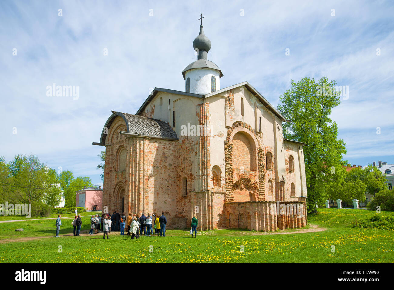 In Weliki Nowgorod, Russland - 27. MAI 2017: Eine Gruppe von Touristen an der mittelalterlichen Kirche Paraskeva-Friday an einem sonnigen Tag Stockfoto