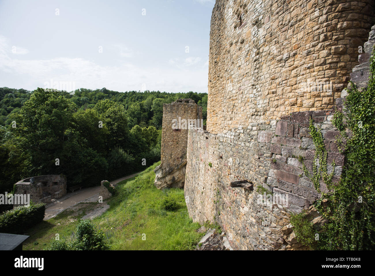 Lörrach, Deutschland, 14. Juni 2019, die Ruine Burg Rötteln in Süddeutschland, schön mit zwei Aussichtstürme mit fantastischem Blick auf die Ruine. Stockfoto