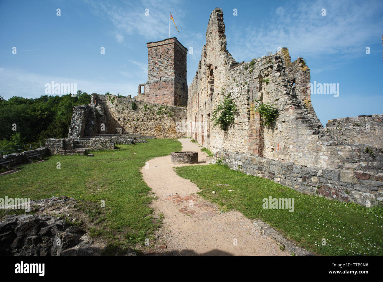 Lörrach, Deutschland, 14. Juni 2019, die Ruine Burg Rötteln in Süddeutschland, schön mit zwei Aussichtstürme mit fantastischem Blick auf die Ruine. Stockfoto
