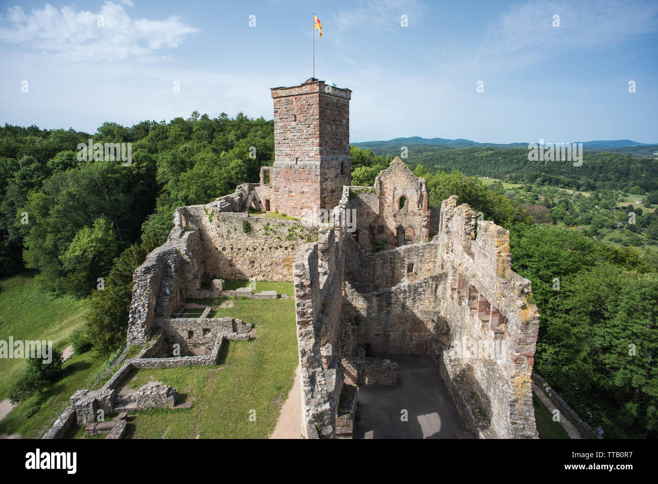 Lörrach, Deutschland, 14. Juni 2019, die Ruine Burg Rötteln in Süddeutschland, schön mit zwei Aussichtstürme mit fantastischem Blick auf die Ruine. Stockfoto