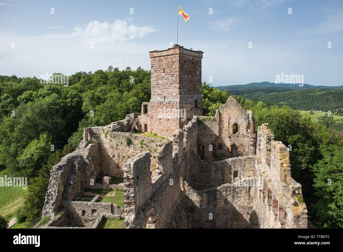 Lörrach, Deutschland, 14. Juni 2019, die Ruine Burg Rötteln in Süddeutschland, schön mit zwei Aussichtstürme mit fantastischem Blick auf die Ruine. Stockfoto