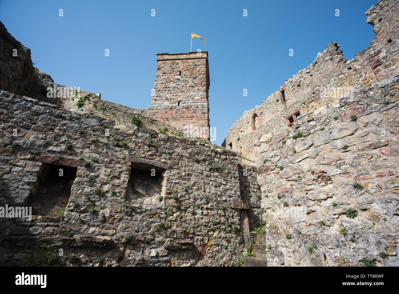 Lörrach, Deutschland, 14. Juni 2019, die Ruine Burg Rötteln in Süddeutschland, schön mit zwei Aussichtstürme mit fantastischem Blick auf die Ruine. Stockfoto