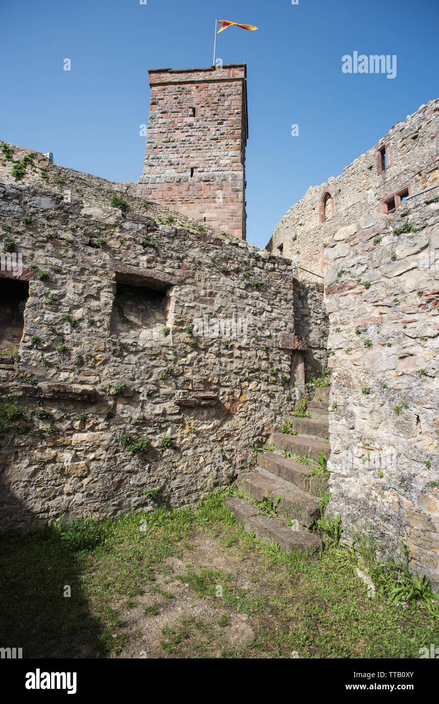 Lörrach, Deutschland, 14. Juni 2019, die Ruine Burg Rötteln in Süddeutschland, schön mit zwei Aussichtstürme mit fantastischem Blick auf die Ruine. Stockfoto