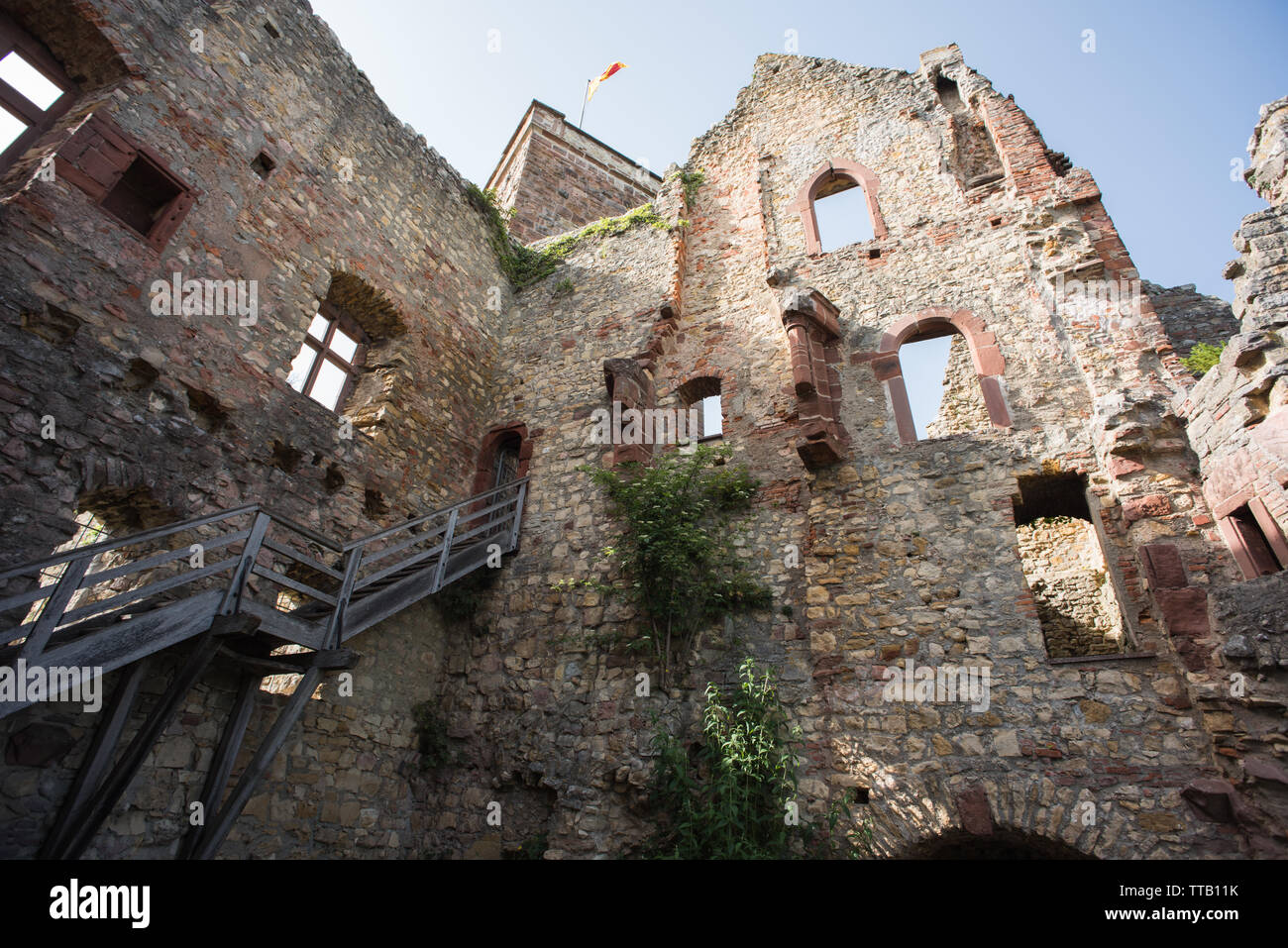Lörrach, Deutschland, 14. Juni 2019, die Ruine Burg Rötteln in Süddeutschland, schön mit zwei Aussichtstürme mit fantastischem Blick auf die Ruine. Stockfoto