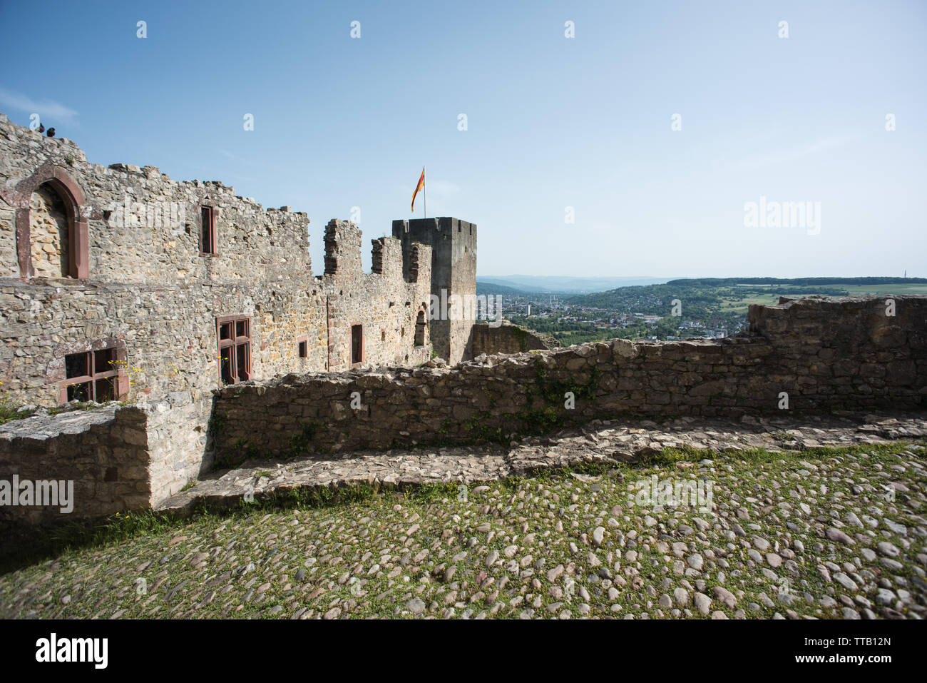 Lörrach, Deutschland, 14. Juni 2019, die Ruine Burg Rötteln in Süddeutschland, schön mit zwei Aussichtstürme mit fantastischem Blick auf die Ruine. Stockfoto