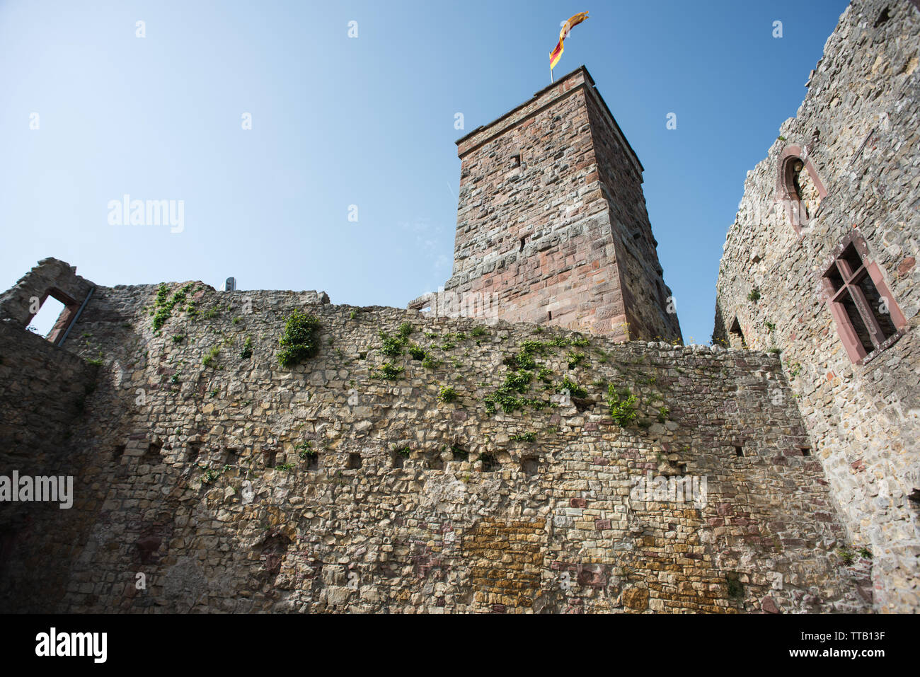Lörrach, Deutschland, 14. Juni 2019, die Ruine Burg Rötteln in Süddeutschland, schön mit zwei Aussichtstürme mit fantastischem Blick auf die Ruine. Stockfoto